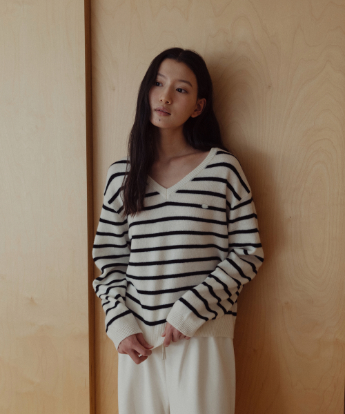 LAMINEZ(ラミネズ)の「モノストライプVネックニット - アイボリー(ニット/セーター・レディース・その他・FREE)」の2枚目の写真