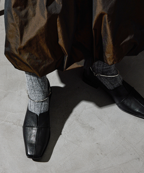 GRISE（グリーズ）の「《追加》GRISEレザースクエアクロスシームアンクルフラット（その他シューズ・レディース・アイボリー/ブラウン/ブラック系その他・23cm/22.5cm/22cm/24.5cm/24cm/23.5cm/25cm）」の7枚目の写真