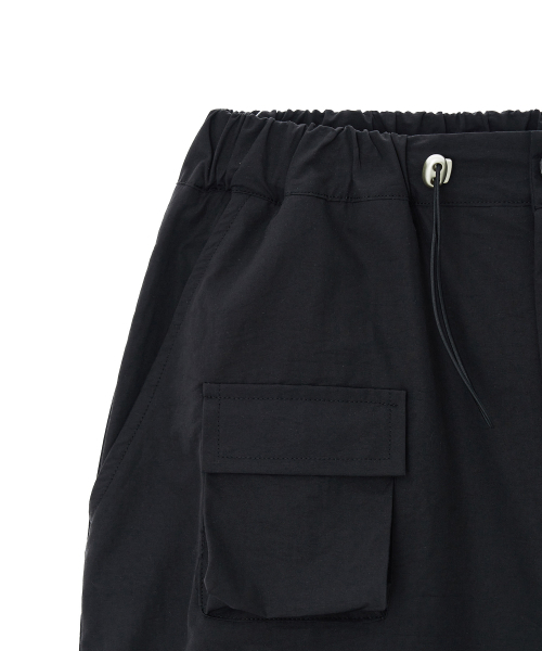 MICHIKO LONDON（ミチコ ロンドン）の「Pocket Parachute Cargo Pants Black_Unisex（その他パンツ・レディース・その他・LARGE/MEDIUM）」の4枚目の写真