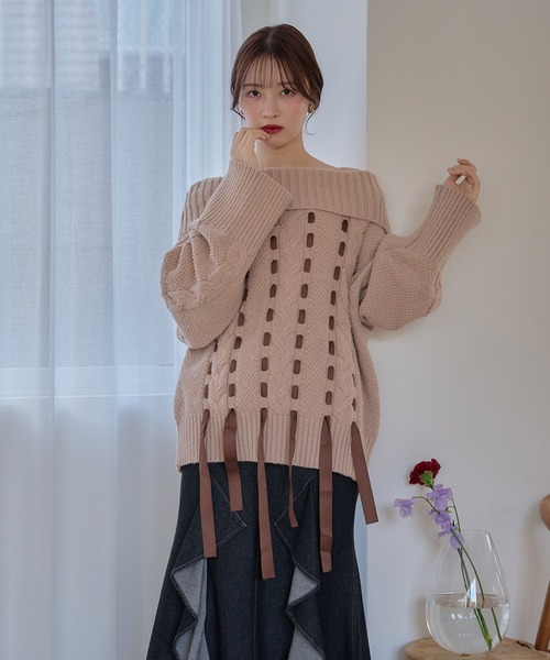 mideal（マイディール）の「ribbon stitch off shoulder knit / リボンステッチオフショルダーニット（ニット/セーター・レディース・チャコールグレー/アイボリー/ピンクベージュ・FREE）」の3枚目の写真