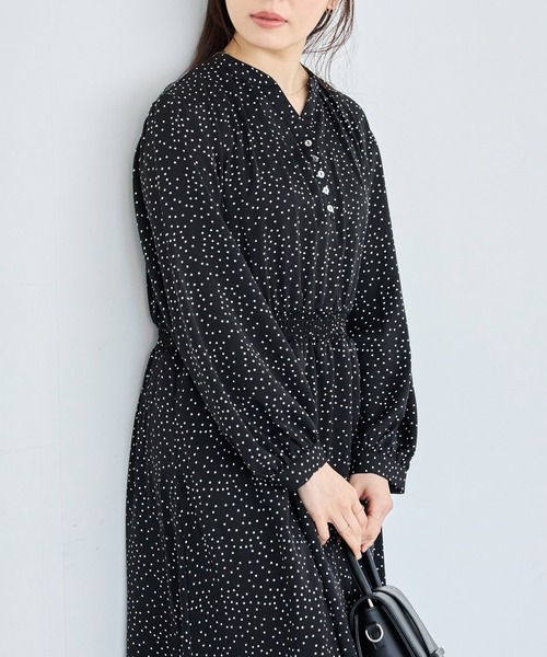 LAVEANGE(ラビアンジェ)の「【洗える】デシンドットワンピース│シーンレスに活躍/ドット/キッパーネック/ロング丈/体型カバー(ワンピース・レディース・ブラック・M/5L/4L/3L/LL)」の2枚目の写真