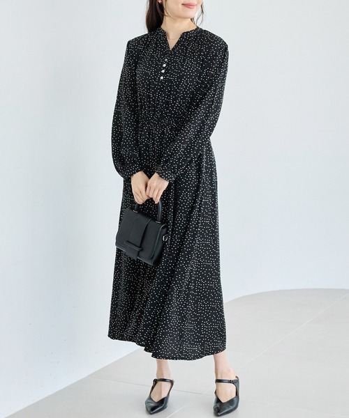 LAVEANGE(ラビアンジェ)の「【洗える】デシンドットワンピース│シーンレスに活躍/ドット/キッパーネック/ロング丈/体型カバー(ワンピース・レディース・ブラック・M/5L/4L/3L/LL)」の3枚目の写真