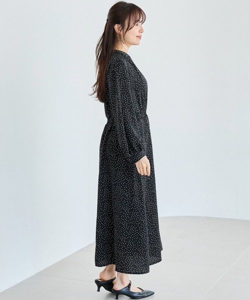 LAVEANGE(ラビアンジェ)の「【洗える】デシンドットワンピース│シーンレスに活躍/ドット/キッパーネック/ロング丈/体型カバー(ワンピース・レディース・ブラック・M/5L/4L/3L/LL)」の7枚目の写真