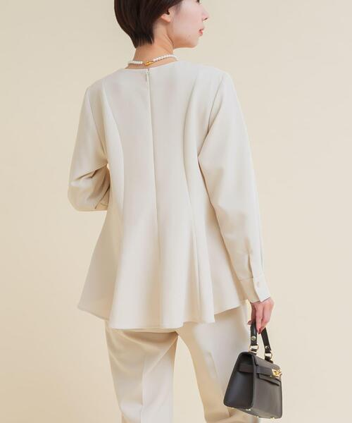 URBAN RESEARCH ROSSO WOMEN（アーバンリサーチ　ロッソ）の「『WEB/一部店舗限定』『SHORT/TALLサイズあり』ペプラムブラウス+テーパードパンツ（セットアップ・レディース・ネイビー/ホワイト系その他・36/TALL/38/SHORT）」の4枚目の写真