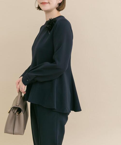 URBAN RESEARCH ROSSO WOMEN（アーバンリサーチ　ロッソ）の「『WEB/一部店舗限定』『SHORT/TALLサイズあり』ペプラムブラウス+テーパードパンツ（セットアップ・レディース・ネイビー/ホワイト系その他・36/TALL/38/SHORT）」の3枚目の写真