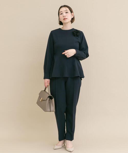 URBAN RESEARCH ROSSO WOMEN（アーバンリサーチ　ロッソ）の「『WEB/一部店舗限定』『SHORT/TALLサイズあり』ペプラムブラウス+テーパードパンツ（セットアップ・レディース・ネイビー/ホワイト系その他・36/TALL/38/SHORT）」の7枚目の写真