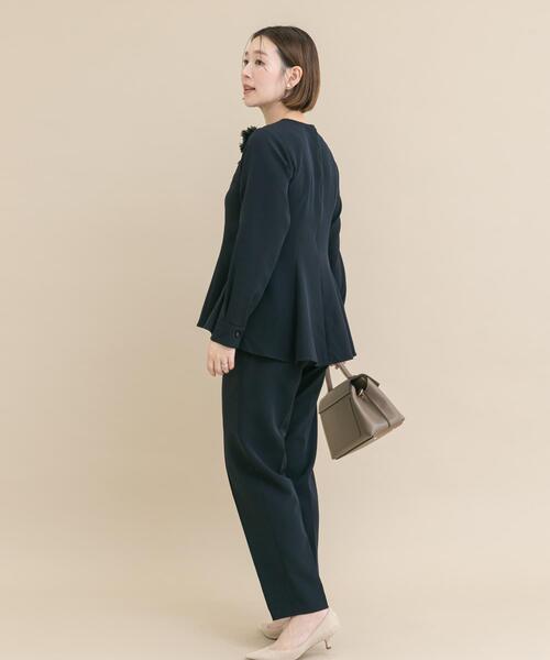 URBAN RESEARCH ROSSO WOMEN（アーバンリサーチ　ロッソ）の「『WEB/一部店舗限定』『SHORT/TALLサイズあり』ペプラムブラウス+テーパードパンツ（セットアップ・レディース・ネイビー/ホワイト系その他・36/TALL/38/SHORT）」の9枚目の写真