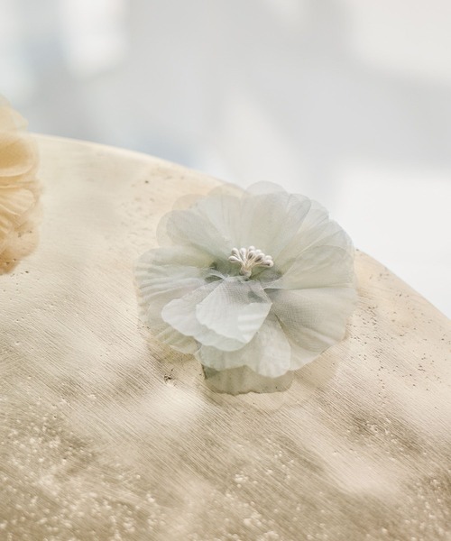 studio CLIP（スタディオクリップ）の「お花シアーコサージュ（ブローチ/コサージュ・レディース・ライトベージュ/ライトグレー・FREE）」の2枚目の写真