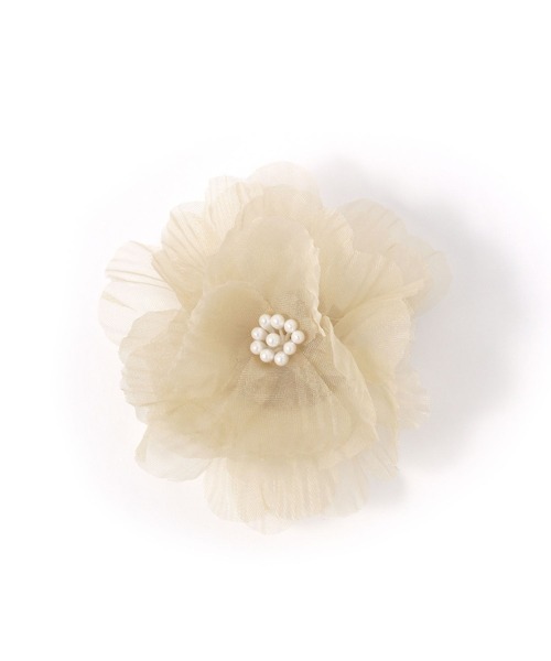 studio CLIP（スタディオクリップ）の「お花シアーコサージュ（ブローチ/コサージュ・レディース・ライトベージュ/ライトグレー・FREE）」の4枚目の写真