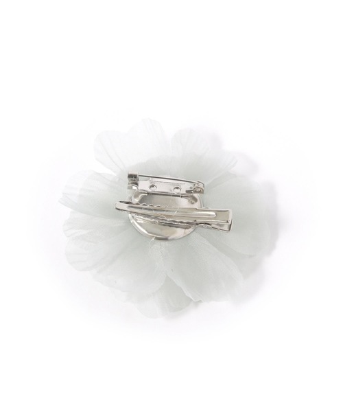 studio CLIP（スタディオクリップ）の「お花シアーコサージュ（ブローチ/コサージュ・レディース・ライトベージュ/ライトグレー・FREE）」の5枚目の写真