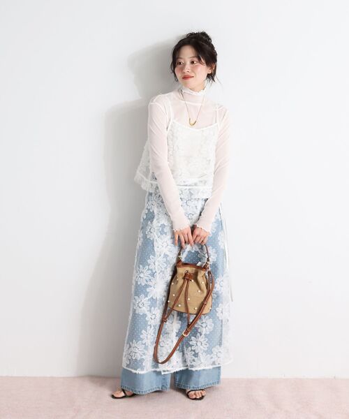 le.coeur blanc(ルクールブラン)の「TORRAZZO DONNAフローラルレースキャミ(キャミソール・レディース・ホワイト/ブラック・38)」の11枚目の写真