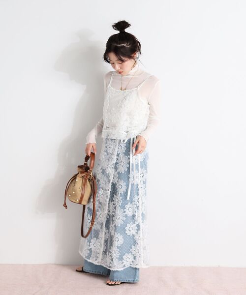 le.coeur blanc(ルクールブラン)の「TORRAZZO DONNAフローラルレースキャミ(キャミソール・レディース・ホワイト/ブラック・38)」の12枚目の写真