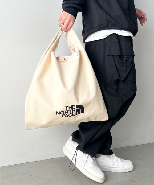 THE NORTH FACE(ザノースフェイス)の「THE NORTH FACE(ザ・ノースフェイス)/A4 PC収納可能 ビッグサイズ トートバッグ コットン生地 ロゴプリント/TNF TRIG BAG(トートバッグ・レディース・クリーム/ブラック・FREE)」の5枚目の写真