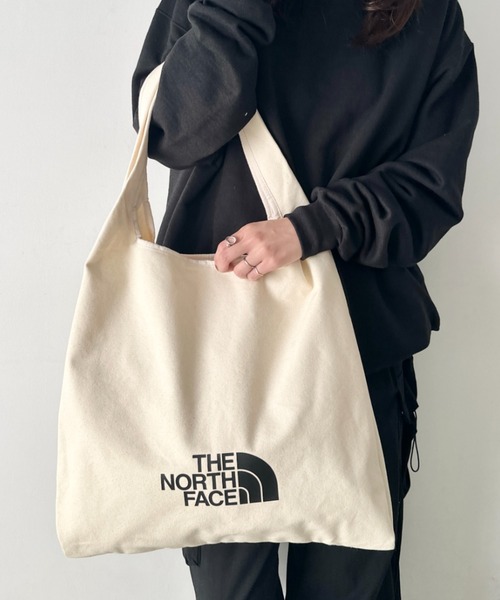 THE NORTH FACE(ザノースフェイス)の「THE NORTH FACE(ザ・ノースフェイス)/A4 PC収納可能 ビッグサイズ トートバッグ コットン生地 ロゴプリント/TNF TRIG BAG(トートバッグ・レディース・クリーム/ブラック・FREE)」の4枚目の写真