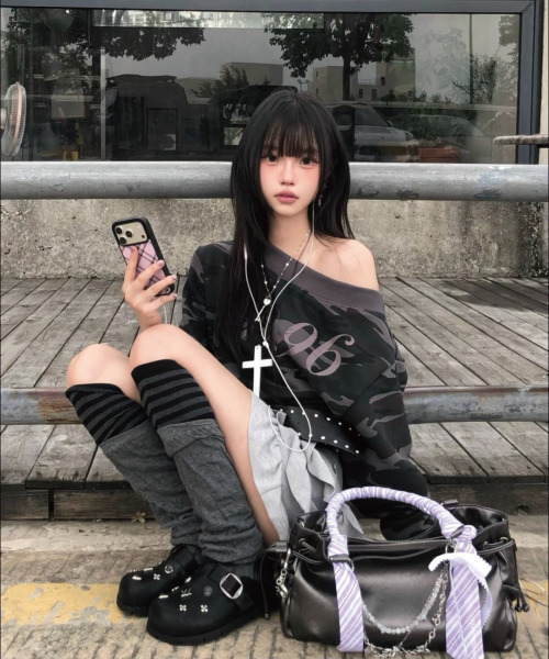 VENHIT(ベンヒット)の「VEN96 オフショルダー クロップスウェットシャツ(スウェット・レディース・ホワイト/チャコール/グリーン・FREE)」の5枚目の写真