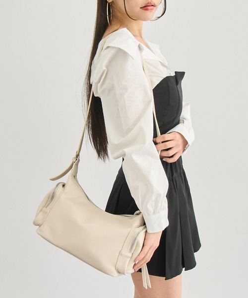 ANAP(アナップ)の「シンプル サイドポケット ショルダーバッグ(ショルダーバッグ・レディース・ホワイト/ブラック・F)」の1枚目の写真