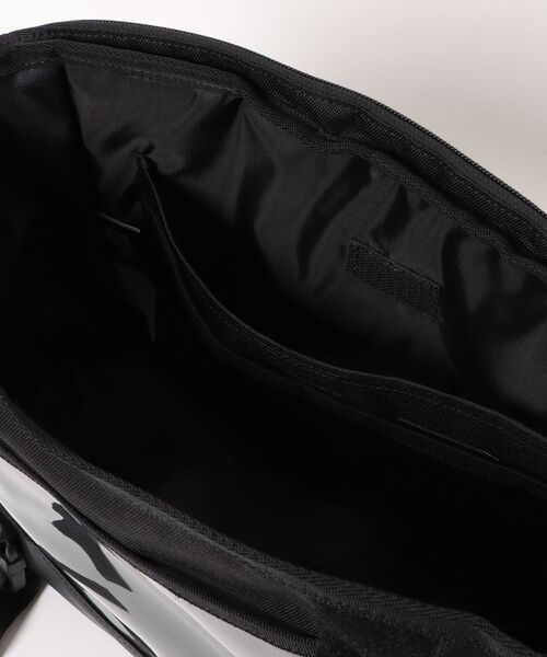 NEW ERA(ニューエラ)の「【NEW ERA/ニューエラ】フィールド ショルダーバッグ 9L ブラック リフレクトシルバー | アウトドア(ショルダーバッグ・メンズ・ブラック・FREE)」の4枚目の写真