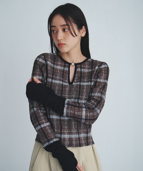 UNITED TOKYO(ユナイテッドトウキョウ)の「【ブラック残りわずか!】シャーリングレイヤーTOP|ウォッシャブル/ロンT/春服(Tシャツ/カットソー・レディース・ブラウン/ブラック・FREE)」の15枚目の写真