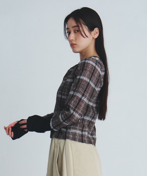 UNITED TOKYO(ユナイテッドトウキョウ)の「【ブラック残りわずか!】シャーリングレイヤーTOP|ウォッシャブル/ロンT/春服(Tシャツ/カットソー・レディース・ブラウン/ブラック・FREE)」の3枚目の写真