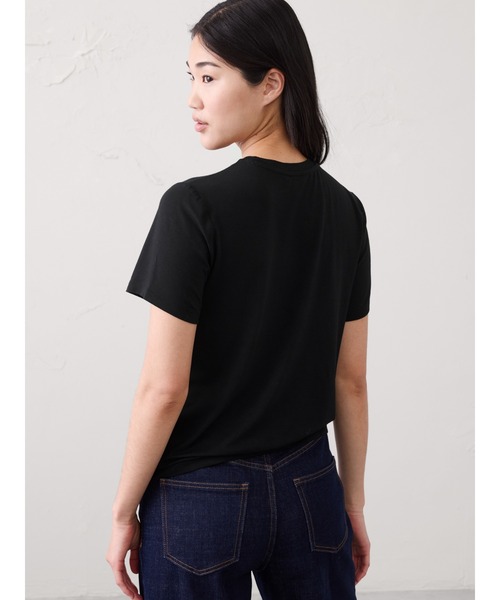 BANANA REPUBLIC FACTORY STORE(バナナリパブリック ファクトリーストア)の「BANANA REPUBLIC FACTORY STORE 日本限定 LUXE リュクスTシャツ(Tシャツ/カットソー・レディース・ネイビー/ホワイト/ブラック・S/XS/M/L)」の4枚目の写真