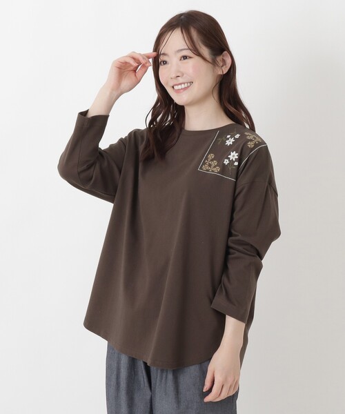 one'sterrace(ワンズテラス)の「配色パネル 刺繍入りプルオーバー(Tシャツ/カットソー・レディース・ダークブラウン系8/グリーン系その他6/ネイビー系5/アイボリー系8・02)」の2枚目の写真