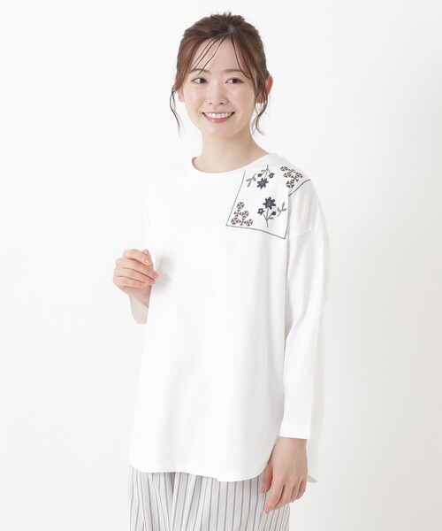 one'sterrace(ワンズテラス)の「配色パネル 刺繍入りプルオーバー(Tシャツ/カットソー・レディース・ダークブラウン系8/グリーン系その他6/ネイビー系5/アイボリー系8・02)」の1枚目の写真