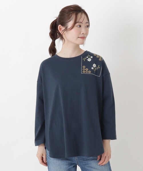 one'sterrace(ワンズテラス)の「配色パネル 刺繍入りプルオーバー(Tシャツ/カットソー・レディース・ダークブラウン系8/グリーン系その他6/ネイビー系5/アイボリー系8・02)」の4枚目の写真