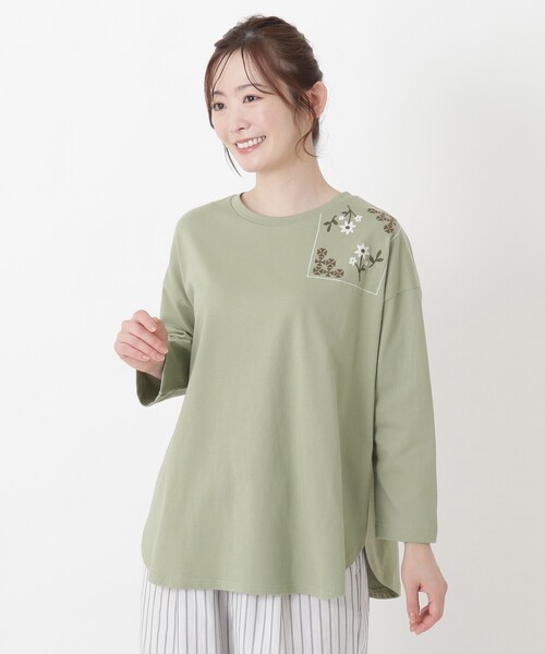 one'sterrace(ワンズテラス)の「配色パネル 刺繍入りプルオーバー(Tシャツ/カットソー・レディース・ダークブラウン系8/グリーン系その他6/ネイビー系5/アイボリー系8・02)」の3枚目の写真