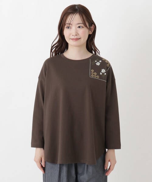 one'sterrace(ワンズテラス)の「配色パネル 刺繍入りプルオーバー(Tシャツ/カットソー・レディース・ダークブラウン系8/グリーン系その他6/ネイビー系5/アイボリー系8・02)」の5枚目の写真