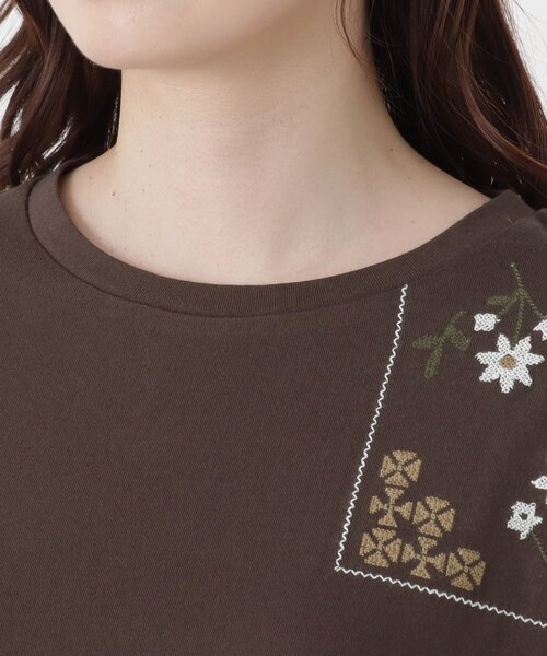 one'sterrace(ワンズテラス)の「配色パネル 刺繍入りプルオーバー(Tシャツ/カットソー・レディース・ダークブラウン系8/グリーン系その他6/ネイビー系5/アイボリー系8・02)」の8枚目の写真