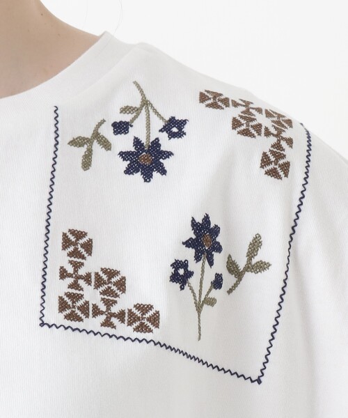 one'sterrace(ワンズテラス)の「配色パネル 刺繍入りプルオーバー(Tシャツ/カットソー・レディース・ダークブラウン系8/グリーン系その他6/ネイビー系5/アイボリー系8・02)」の12枚目の写真