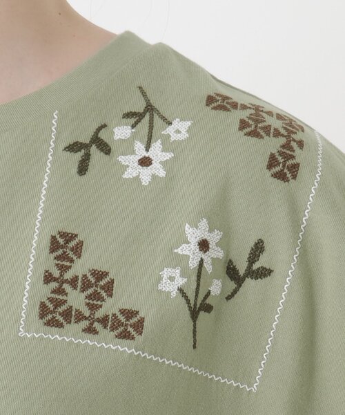 one'sterrace(ワンズテラス)の「配色パネル 刺繍入りプルオーバー(Tシャツ/カットソー・レディース・ダークブラウン系8/グリーン系その他6/ネイビー系5/アイボリー系8・02)」の14枚目の写真