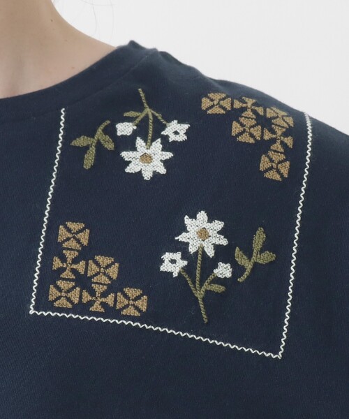 one'sterrace(ワンズテラス)の「配色パネル 刺繍入りプルオーバー(Tシャツ/カットソー・レディース・ダークブラウン系8/グリーン系その他6/ネイビー系5/アイボリー系8・02)」の16枚目の写真