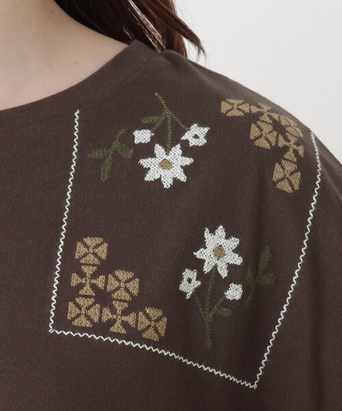 one'sterrace(ワンズテラス)の「配色パネル 刺繍入りプルオーバー(Tシャツ/カットソー・レディース・ダークブラウン系8/グリーン系その他6/ネイビー系5/アイボリー系8・02)」の18枚目の写真