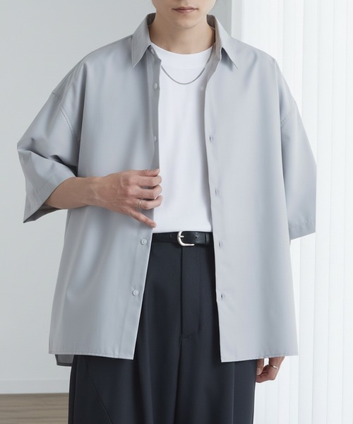 MONO-MART(モノマート)の「ライトTR ワイドシルエット レギュラーカラー サイドスリット 半袖シャツ / UVカット・接触冷感・イージーケア・抗ピル【セットアップ対応】(シャツ/ブラウス・メンズ・モカ/ダークグレー/ライトグレー/ダークネイビー/ブラウン/ピンク/ブラック/ブルーグレー/オフホワイト・S/M/L)」の4枚目の写真
