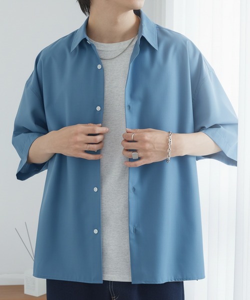 MONO-MART(モノマート)の「ライトTR ワイドシルエット レギュラーカラー サイドスリット 半袖シャツ / UVカット・接触冷感・イージーケア・抗ピル【セットアップ対応】(シャツ/ブラウス・メンズ・モカ/ダークグレー/ライトグレー/ダークネイビー/ブラウン/ピンク/ブラック/ブルーグレー/オフホワイト・S/M/L)」の1枚目の写真