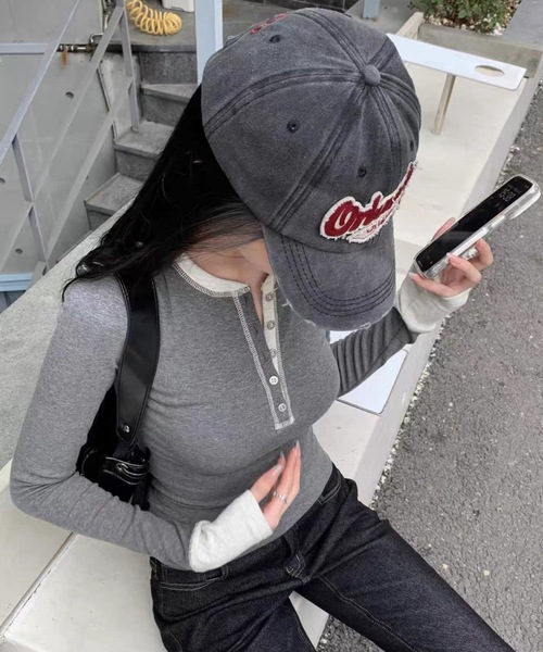 Alvia(アルビア)の「韓国風カジュアル配色ヘンリーネックTシャツトップス(Tシャツ/カットソー・レディース・ブラック/グレー・M)」の4枚目の写真