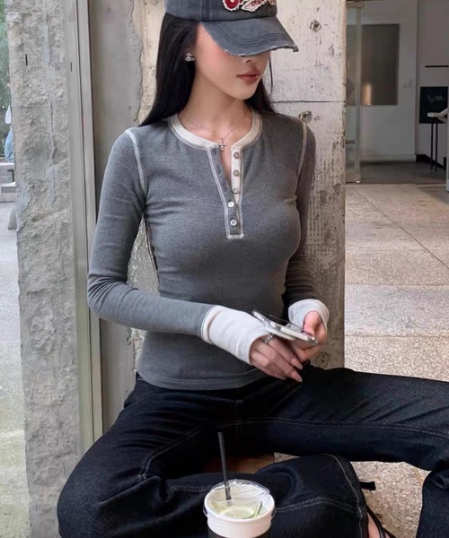 Alvia(アルビア)の「韓国風カジュアル配色ヘンリーネックTシャツトップス(Tシャツ/カットソー・レディース・ブラック/グレー・M)」の5枚目の写真