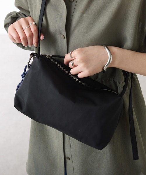 COLLAGE GALLARDAGALANTE（コラージュガリャルダガランテ）の「軽量180g×強撥水ボックスショルダーバッグ/インフルエンサーコラボアイテム（ショルダーバッグ・レディース・ブラック系その他/アイボリー/ブラック・FREE）」の2枚目の写真