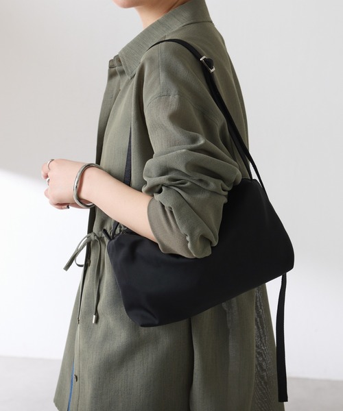 COLLAGE GALLARDAGALANTE（コラージュガリャルダガランテ）の「軽量180g×強撥水ボックスショルダーバッグ/インフルエンサーコラボアイテム（ショルダーバッグ・レディース・ブラック系その他/アイボリー/ブラック・FREE）」の6枚目の写真