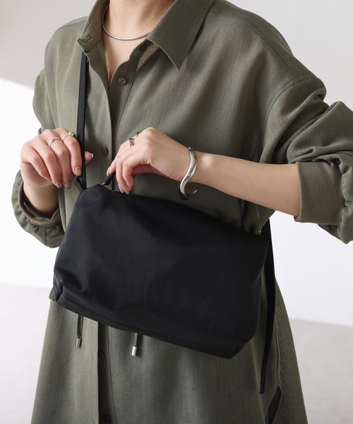 COLLAGE GALLARDAGALANTE（コラージュガリャルダガランテ）の「軽量180g×強撥水ボックスショルダーバッグ/インフルエンサーコラボアイテム（ショルダーバッグ・レディース・ブラック系その他/アイボリー/ブラック・FREE）」の8枚目の写真