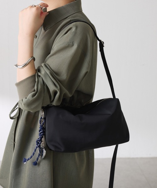 COLLAGE GALLARDAGALANTE（コラージュガリャルダガランテ）の「軽量180g×強撥水ボックスショルダーバッグ/インフルエンサーコラボアイテム（ショルダーバッグ・レディース・ブラック系その他/アイボリー/ブラック・FREE）」の7枚目の写真