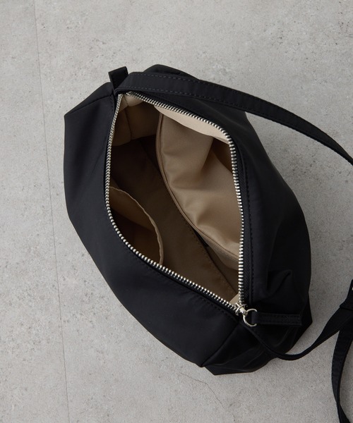 COLLAGE GALLARDAGALANTE（コラージュガリャルダガランテ）の「軽量180g×強撥水ボックスショルダーバッグ/インフルエンサーコラボアイテム（ショルダーバッグ・レディース・ブラック系その他/アイボリー/ブラック・FREE）」の9枚目の写真