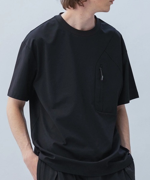 +phenix(プラスフェニックス)の「【+phenix / プラスフェニックス】HIDDEN ZIP POCKET S/S TEE 吸水速乾性 UVカット Tシャツ(Tシャツ/カットソー・メンズ・ブラック/ホワイト・MEDIUM/LARGE/X-LARGE)」の3枚目の写真