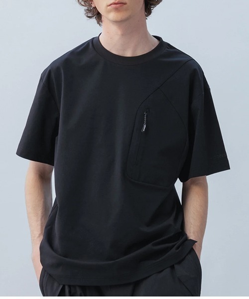 +phenix(プラスフェニックス)の「【+phenix / プラスフェニックス】HIDDEN ZIP POCKET S/S TEE 吸水速乾性 UVカット Tシャツ(Tシャツ/カットソー・メンズ・ブラック/ホワイト・MEDIUM/LARGE/X-LARGE)」の4枚目の写真