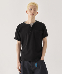 KIIMUIR（キミュア）の「[クロップ] ヘビーコットンロールアップヘンリーネック半袖Tシャツ_ブラック（Tシャツ/カットソー）」