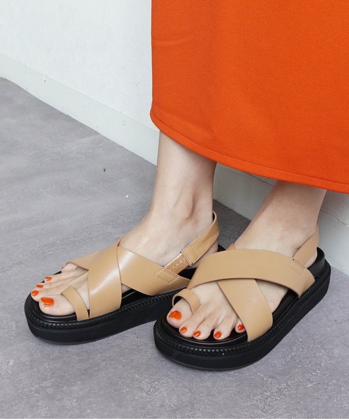 Fabby fabby(ファビィーファビィー)の「【足裏フィット】厚底クロストングサンダル(サンダル・レディース・ブラック/ブラウン/ベージュ・MEDIUM/LARGE/SMALL)」の1枚目の写真
