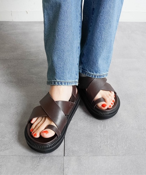 Fabby fabby(ファビィーファビィー)の「【足裏フィット】厚底クロストングサンダル(サンダル・レディース・ブラック/ブラウン/ベージュ・MEDIUM/LARGE/SMALL)」の3枚目の写真