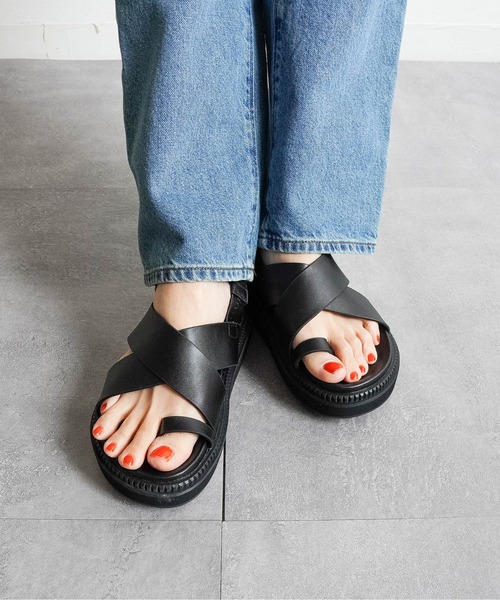 Fabby fabby(ファビィーファビィー)の「【足裏フィット】厚底クロストングサンダル(サンダル・レディース・ブラック/ブラウン/ベージュ・MEDIUM/LARGE/SMALL)」の2枚目の写真