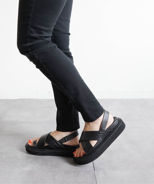 Fabby fabby(ファビィーファビィー)の「【足裏フィット】厚底クロストングサンダル(サンダル・レディース・ブラック/ブラウン/ベージュ・MEDIUM/LARGE/SMALL)」の4枚目の写真